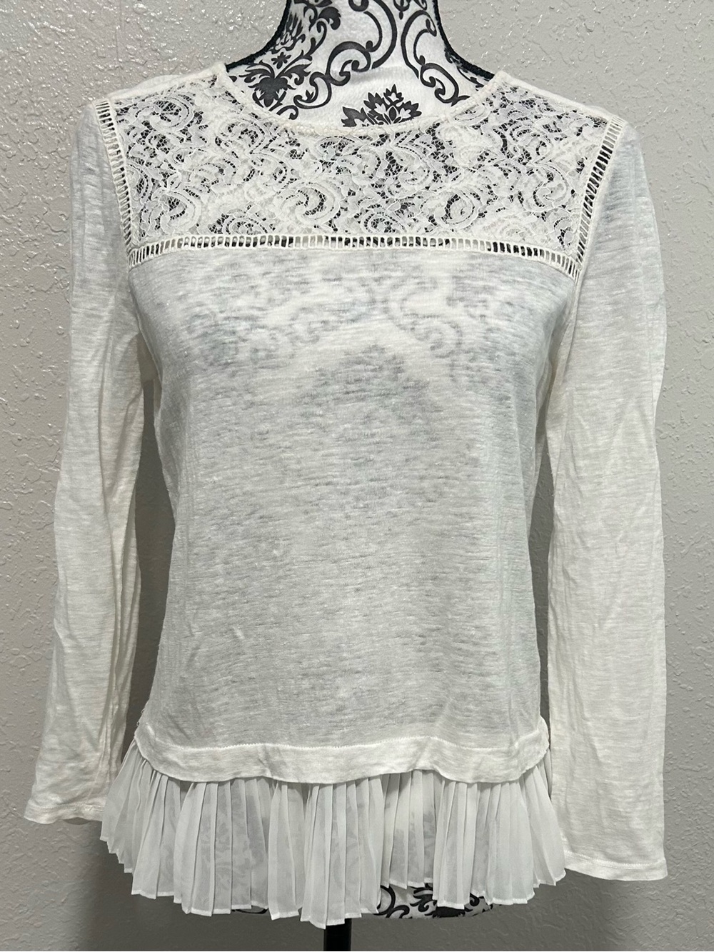Rebecca Taylor long-sleeve top in a soft ivory/white.
Size Small
